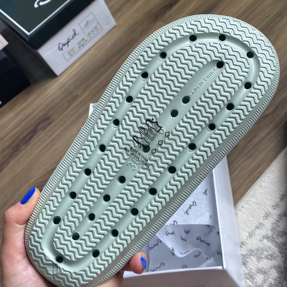 Qupid Pool slides size 5 - Picture 2 of 3